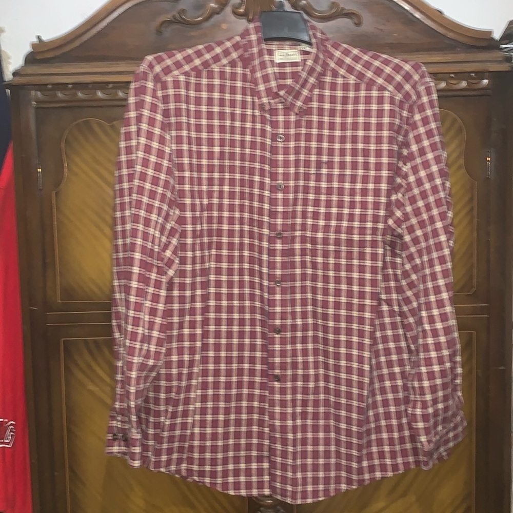 Mens Long sleeve soft 100% cotton LL Bean button down. Excellent condition